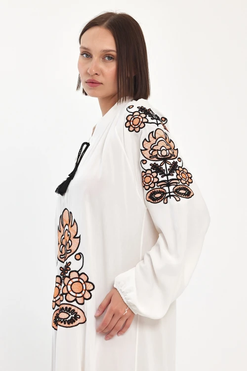 Maxi Boy Beyaz Bağcıklı Nakış İşlemeli Uzun Boy Dokuma Elbise BCVL-24940