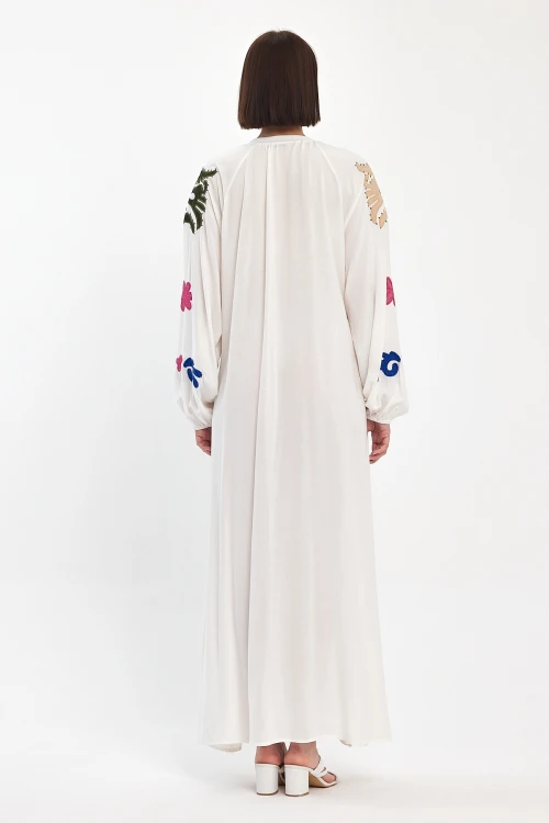 Maxi Boy Beyaz Hakim Yaka Nakış İşlemeli Uzun Dokuma Elbise BCVL-24915