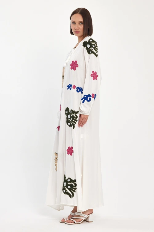 Maxi Boy Beyaz Hakim Yaka Nakış İşlemeli Uzun Dokuma Elbise BCVL-24915