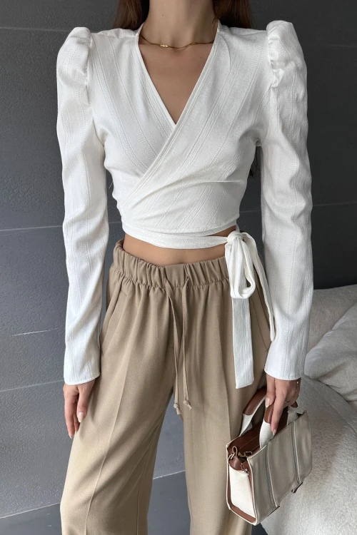 Beyaz Kruvaze Yaka Beli Kuşaklı Crop Bluz BCDF-242108