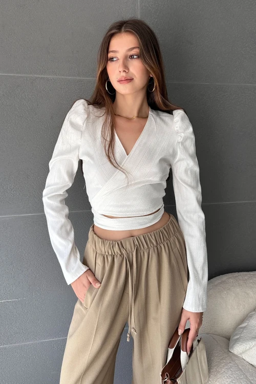 Beyaz Kruvaze Yaka Beli Kuşaklı Crop Bluz BCDF-242108