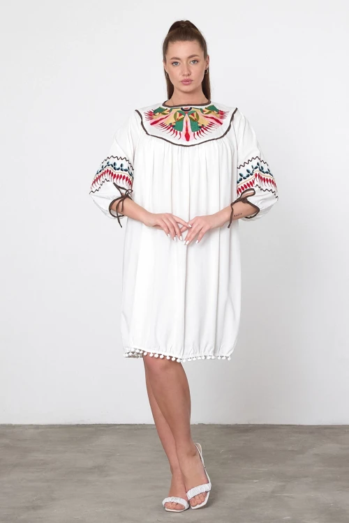 Maxi Boy Beyaz Nakış İşlemeli Püsküllü Dokuma Viscon Elbise BCVL-251001