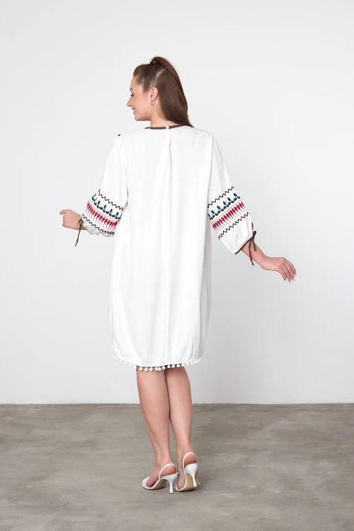 Maxi Boy Beyaz Nakış İşlemeli Püsküllü Dokuma Viscon Elbise BCVL-251001