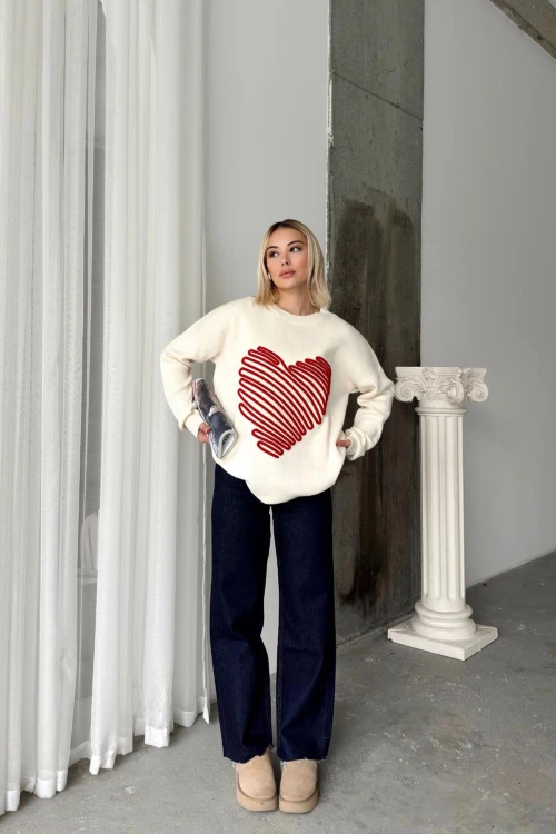 Ekru Süzene Kalp Nakış İşlemeli Oversize Kışlık Triko Kazak BCVL-T243161