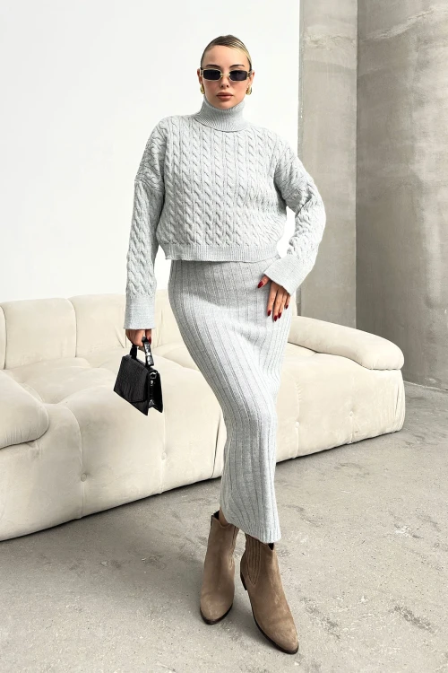 Gri Boğazlı Örgü Motifli Crop Kazak Ve Triko Elbise Takım BC231004