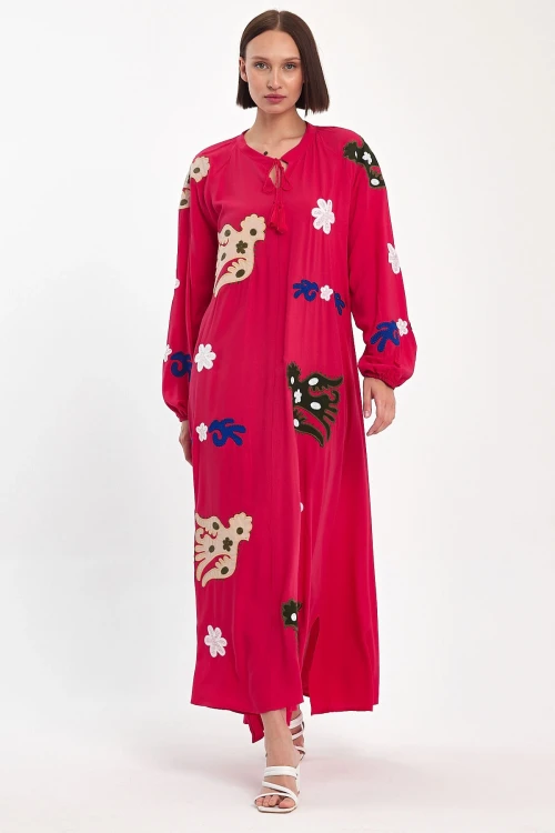 Maxi Boy Kırmızı Hakim Yaka Nakış İşlemeli Uzun Dokuma Elbise BCVL-24915