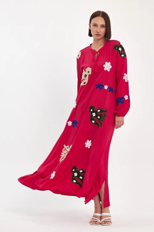 Maxi Boy Kırmızı Hakim Yaka Nakış İşlemeli Uzun Dokuma Elbise BCVL-24915