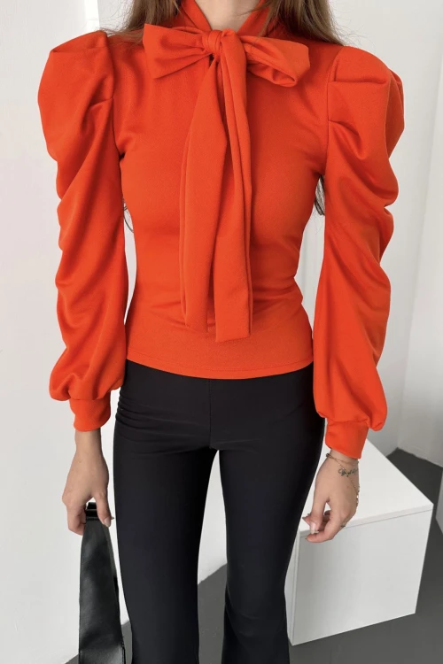 Kırmızı Yakası Bağcıklı Kolu Manşet Detaylı Bluz BCDF-242112