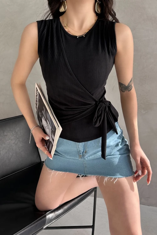 Siyah Askılı Önü Kruvaze Bağlamalı Bluz