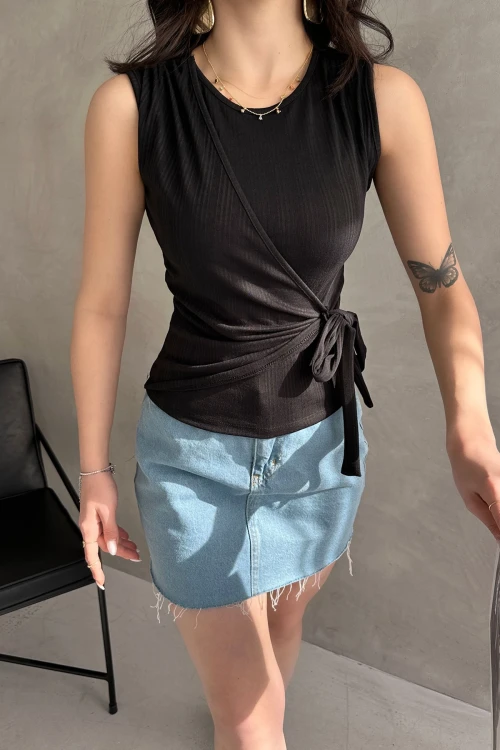 Siyah Askılı Önü Kruvaze Bağlamalı Bluz