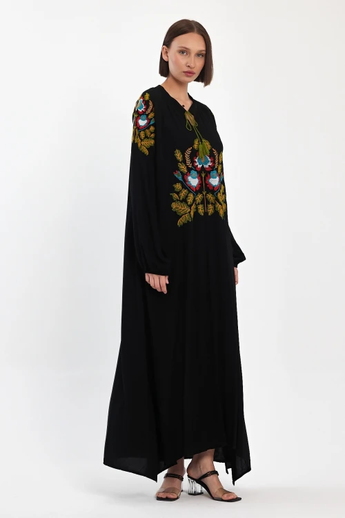 Maxi Boy Siyah Bağcıklı Nakış İşlemeli Uzun Boy Dokuma Elbise BCVL-24939