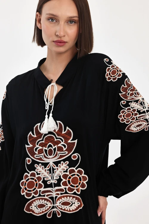 Maxi Boy Siyah Bağcıklı Nakış İşlemeli Uzun Boy Dokuma Elbise BCVL-24940