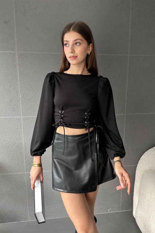 Siyah Bisiklet Yaka Balon Kol Kuşgözü Detaylı Crop Bluz BCDF-231015