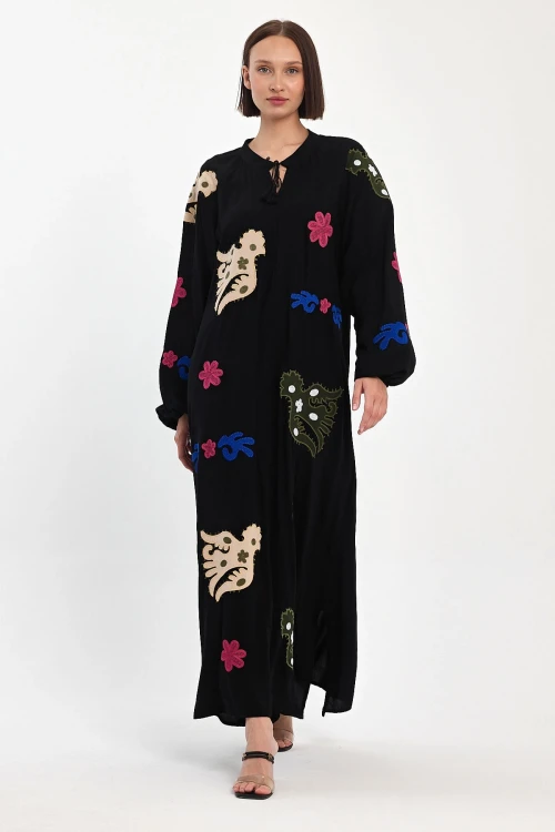 Maxi Boy Siyah Hakim Yaka Nakış İşlemeli Uzun Dokuma Elbise BCVL-24915