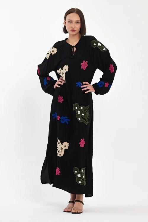 Maxi Boy Siyah Hakim Yaka Nakış İşlemeli Uzun Dokuma Elbise BCVL-24915