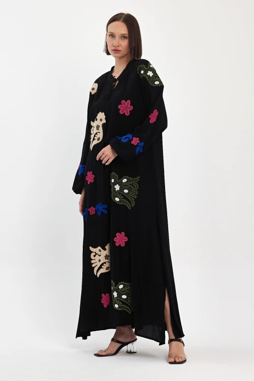 Maxi Boy Siyah Hakim Yaka Nakış İşlemeli Uzun Dokuma Elbise BCVL-24915