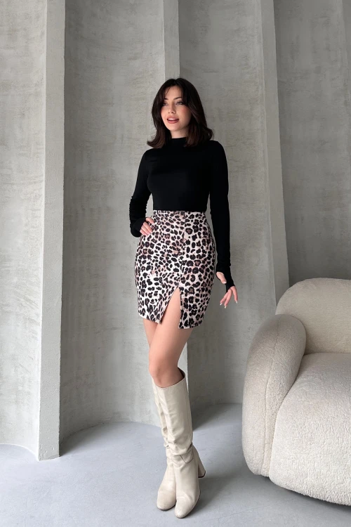 Siyah Leopar Desenli Yırtmaçlı Mini Etek BCDF-242144