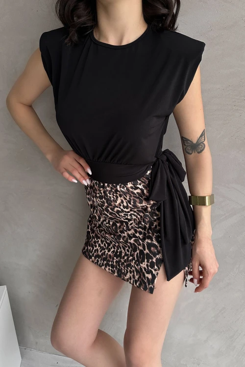 Siyah Omuzu Vatkalı Beli Kuşaklı Bluz BCDF-252160