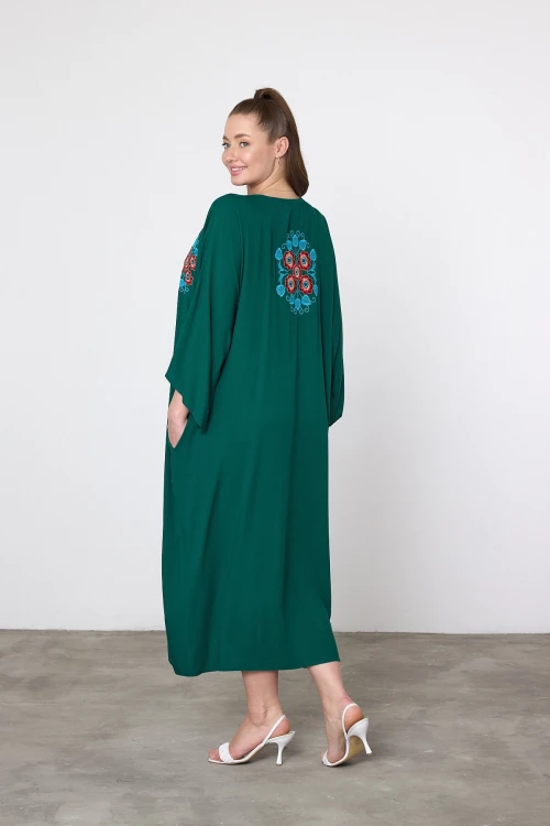 Maxi Boy Zümrüt Yeşili Nakış İşlemeli Dokuma Viscon Elbise BCVL-25V038