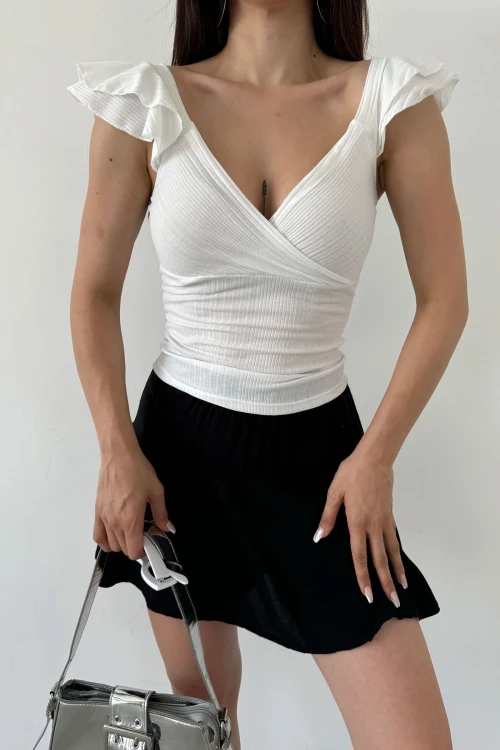 Beyaz Kruvaze Yaka Omuzu Volanlı Bluz BCDF-251091