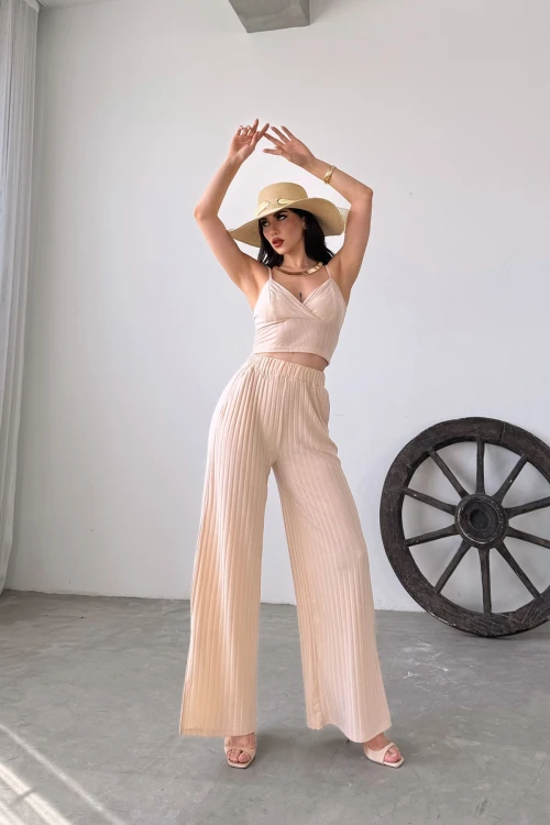 Krem İp Askılı Crop Bluz Ve Yırtmaç Detaylı Pantolon İkili Takım BCDF-251084