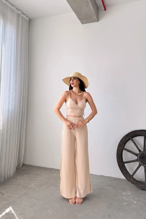 Krem İp Askılı Crop Bluz Ve Yırtmaç Detaylı Pantolon İkili Takım BCDF-251084