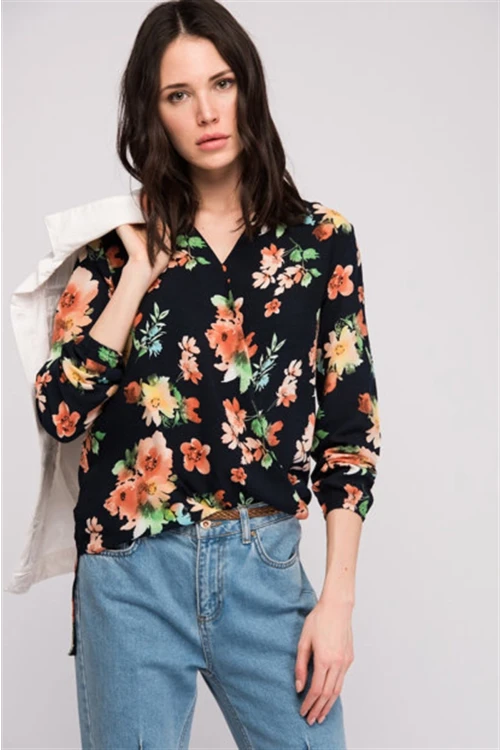 Lacivert Çiçek Desenli Kruvaze Yaka Kol Ucu Lastikli Dokuma Viscon Bluz CO-258131365