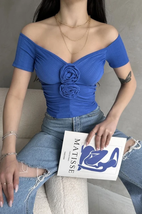 Saks Kayık Yaka Gül Detaylı Crop Bluz BCDF-252181