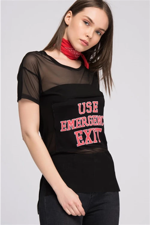 Siyah Tül Baskı Parçalı Yanı Yırtmaçlı Kısa Kol Tişört CO-258070702