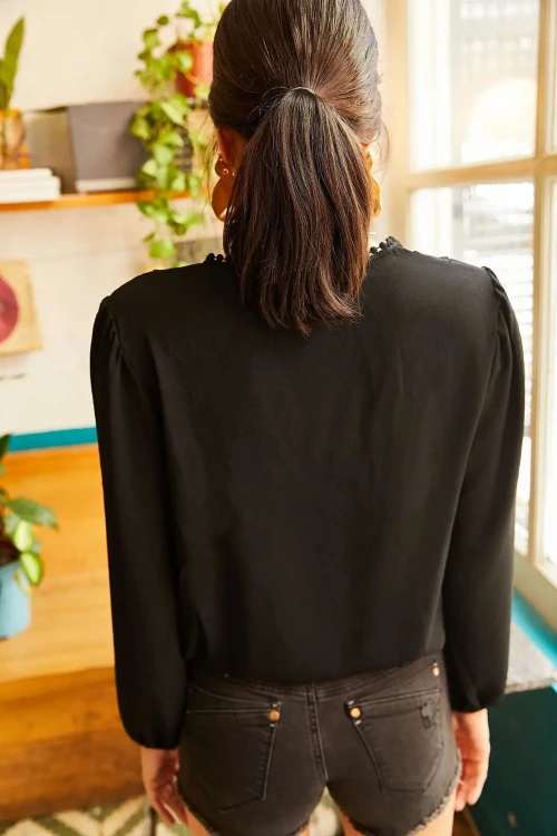 Siyah Kruvaze Yaka Güpür İşlemeli Uzun Kol Yazlık Bluz BCBSK-25700-K5536