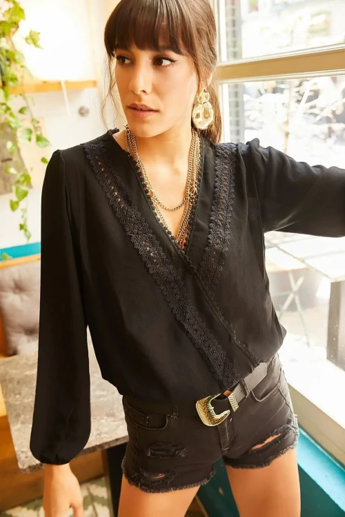 Siyah Kruvaze Yaka Güpür İşlemeli Uzun Kol Yazlık Bluz BCBSK-25700-K5536