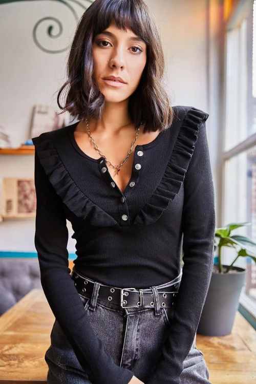 Siyah Yakası Çıtçıtlı Volanlı Uzun Kol Bluz BCBSK-25700-K7113