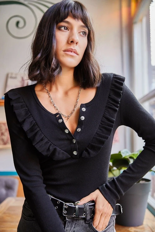 Siyah Yakası Çıtçıtlı Volanlı Uzun Kol Bluz BCBSK-25700-K7113