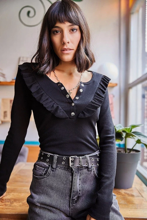 Siyah Yakası Çıtçıtlı Volanlı Uzun Kol Bluz BCBSK-25700-K7113