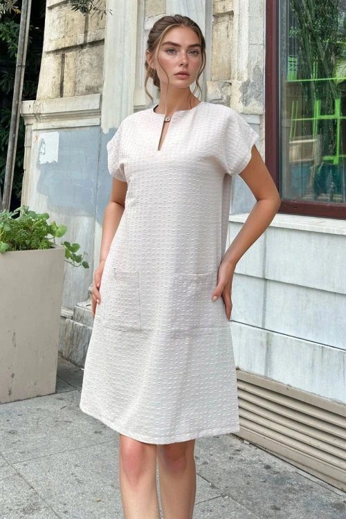 Bej Yakası Yırtmaçlı Cepli Kendinden Yumuşak Dokulu Salaş Elbise BCBSK-25700-3655