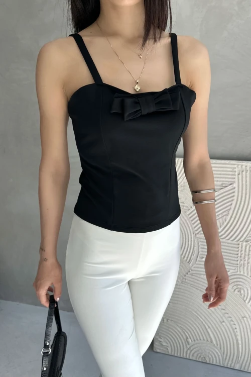 Siyah Askılı Fiyonk Süs Detaylı Dokuma Bluz BCDF-252190