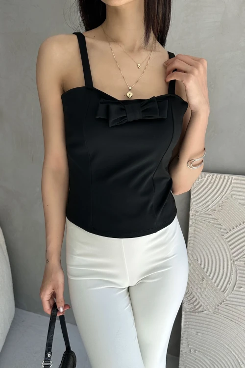 Siyah Askılı Fiyonk Süs Detaylı Dokuma Bluz BCDF-252190