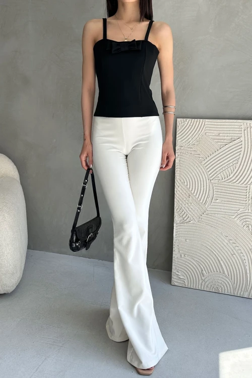 Siyah Askılı Fiyonk Süs Detaylı Dokuma Bluz BCDF-252190