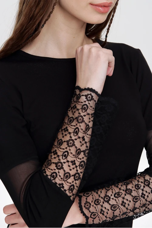 Siyah Bisiklet Yaka Tül Detaylı Bluz BCBSK-25700-T4008-1120