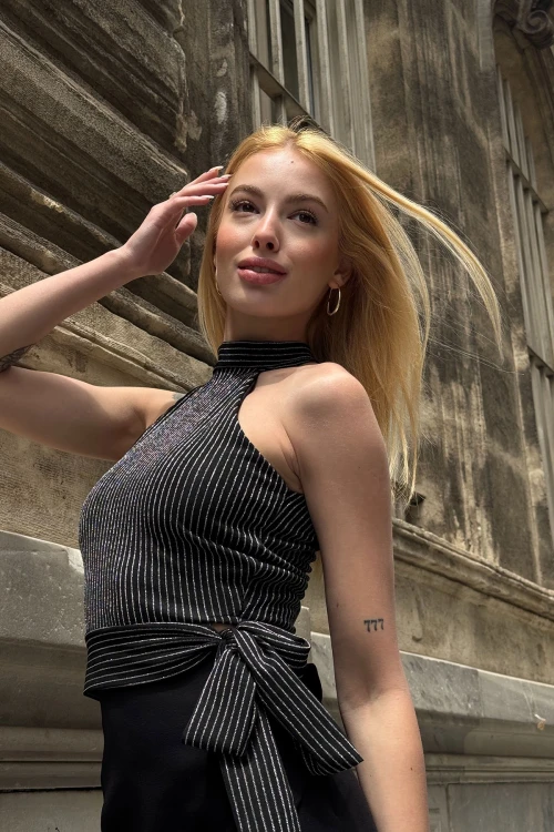 Siyah Çizgili Beli Kuşak Detaylı Halter Bluz