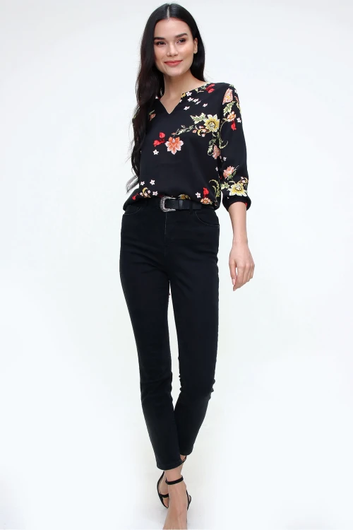 Siyah V Yaka Çiçek Desenli Bluz BCBSK-25700-T4009-5200