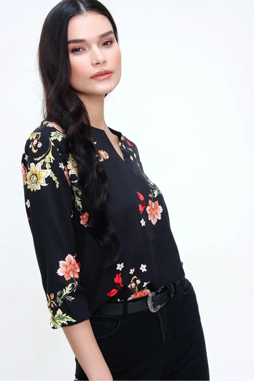 Siyah V Yaka Çiçek Desenli Bluz BCBSK-25700-T4009-5200