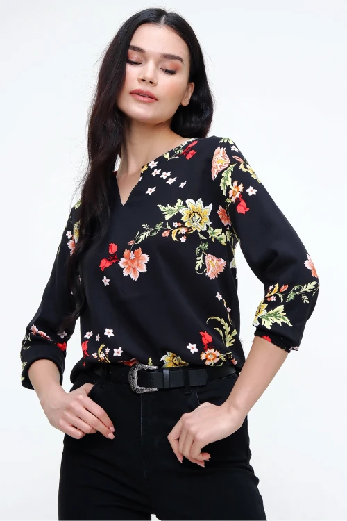 Siyah V Yaka Çiçek Desenli Bluz BCBSK-25700-T4009-5200