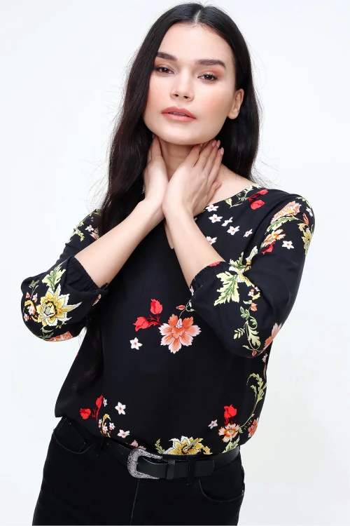 Siyah V Yaka Çiçek Desenli Bluz BCBSK-25700-T4009-5200