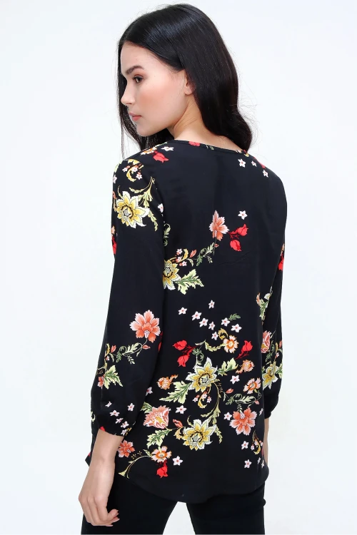 Siyah V Yaka Çiçek Desenli Bluz BCBSK-25700-T4009-5200