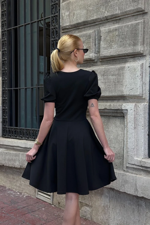 Siyah V Yaka Kolları Lastikli Düğme Detaylı Midi Boy Kloş Elbise BCDF-252194