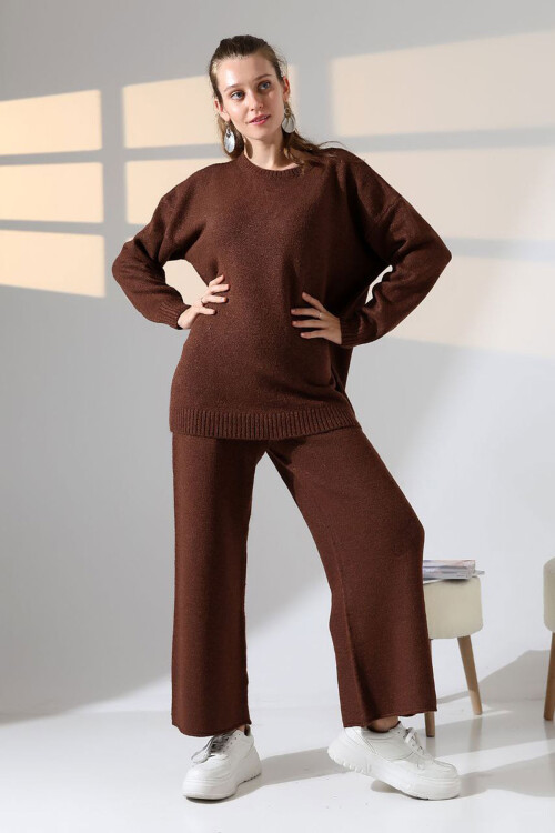 Acı Kahve Bisiklet Yaka Kazak Ve Geniş Paça Pantolon Alt Üst Triko Takım BCES-252005