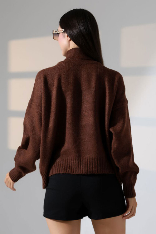 Acı Kahve Boğazlı Yumuşak Dokulu Triko Kazak BCES-252023