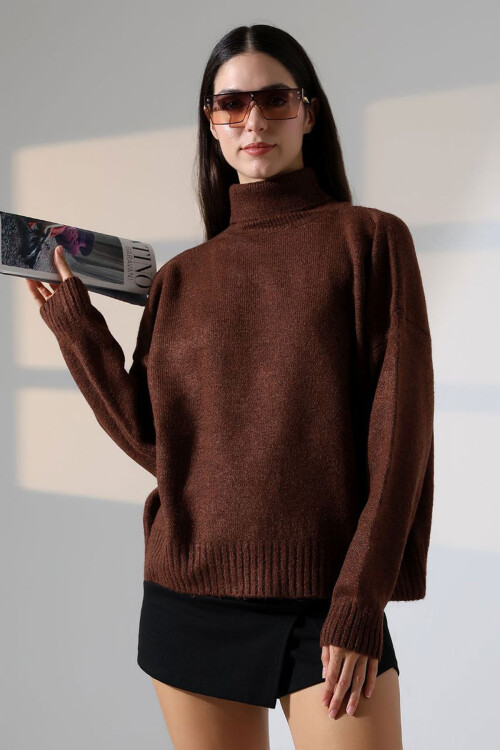 Acı Kahve Boğazlı Yumuşak Dokulu Triko Kazak BCES-252023