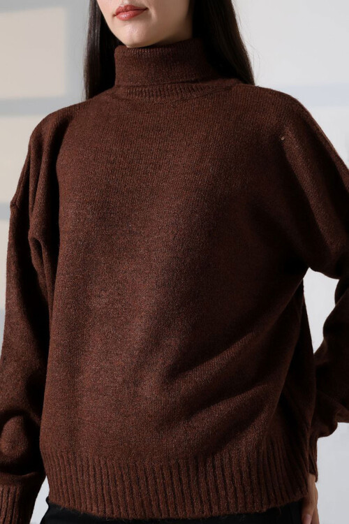 Acı Kahve Boğazlı Yumuşak Dokulu Triko Kazak BCES-252023